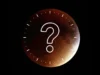 8月27日至28日月偏食是什么时间?这是观赏 96%“血月”的时间 graphic showing a deep partial lunar eclipse with most of the moon appearing eerie red and a bright sliver of light to one side. Graphic of a clock face and a question mark in the foreground.