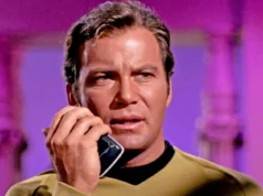 由威廉·夏特纳 (William Shatner) 主演的新纪录片《星际迷航》将于今年秋季上映 60 周年 a night sky image as the backdrop of a sci-fi documentary poster