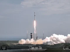 SpaceX 发射 29 颗 Starlink 卫星,将火箭降落在海上的船上(视频、照片) a black and white rocket launches from a seaside pad
