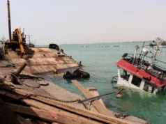 联合国警告也门面临自2022年停火以来最大的重新战争风险 The navigation bridge of a sunken vessel is all that is seen at the surface of the water in the Port of Mokha the day after an attack by the Houthis on the city Mokha, held by Yemen's internationally recognised, Aden-based government on August 10, 2026.