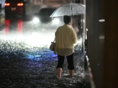 创纪录的降雨导致日本四人死亡、数千人滞留 Record rainfall leaves four dead, thousands stranded in Japan