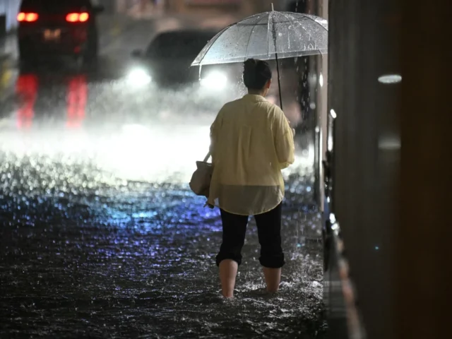 创纪录的降雨导致日本四人死亡、数千人滞留