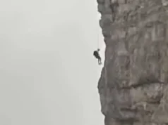 意大利:一名登山者在距山顶50米处被拦下数小时 Italia: un alpinista quedó suspendido por horas a 50 metros de la cima de una montaña