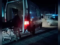 阿纳图亚发生暴力事故:摩托车手与汽车相撞,然后撞上电线杆 Violento accidente en Añatuya: un motociclista chocó contra un auto y luego se estrelló contra un poste