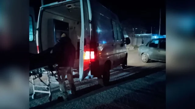 Violento accidente en Añatuya: un motociclista chocó contra un auto y luego se estrelló contra un poste Violento accidente en Añatuya: un motociclista chocó contra un auto y luego se estrelló contra un poste