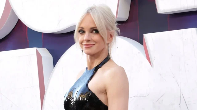 安娜·法里斯 (Anna Faris) 畅谈饮酒、抑郁和清醒：“我不得不退一步”