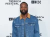 德维恩·韦德 (Dwyane Wade) 展示了他多年来在胡须重大转变中最好的剃须方式 Dwyane Wade Unveils His Closest Shave in Years in Major Beard Transformation
