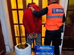 烘干机被偷,他追赶小偷,并在马路中央抓住了他 Le robaron un secarropas, persiguió al ladrón y logró atraparlo en plena calle
