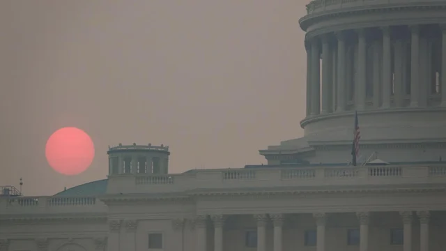 野火烟雾揭示了我们如何应对气候风险。