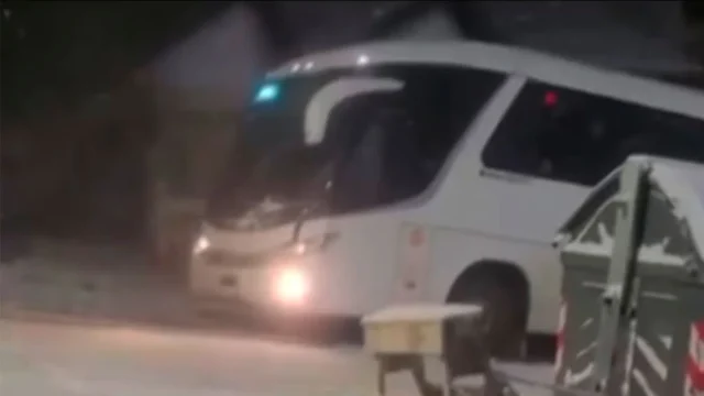 Video: un colectivo con 48 estudiantes perdió el control en una calle congelada de Bariloche y chocó a siete autos