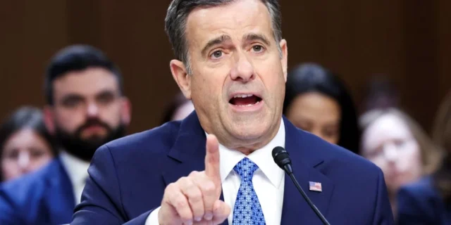 特朗普高级间谍在秘密访问克里姆林宫期间发出令人心寒的警告：《华尔街日报》