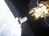 拯救美国宇航局雨燕太空望远镜的私人任务失败 illustration of two satellites meeting up in orbit, with earth in the background