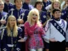 多莉帕顿的高中乐队致敬:“她是一个小巨人” Dolly Parton’s high school band pays tribute: ‘She was a tiny giant’