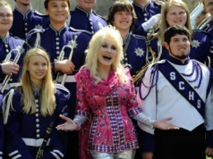 多莉帕顿的高中乐队致敬:“她是一个小巨人” Dolly Parton’s high school band pays tribute: ‘She was a tiny giant’