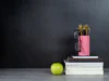 我是一名大学教授。人工智能如何改变我的教学方式 – CNET An image of a chalkboard, an apple, a stack of books, a pair of glasses and a tin of pencils gettyimages-1175290697