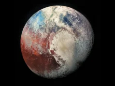在太空的这一天! 2006年8月24日:冥王星失去行星地位 a mottled white, blue and brown orb on a black background