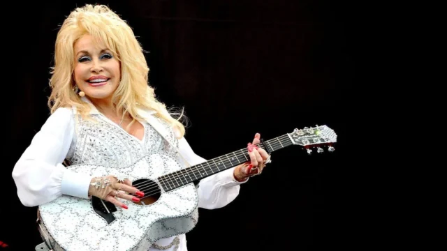 多莉·帕顿 (Dolly Parton) 用她自己的话说她的一生:从大烟山的贫困到乡村音乐的不朽 多莉·帕顿 (Dolly Parton) 用她自己的话说她的一生:从大烟山的贫困到乡村音乐的不朽