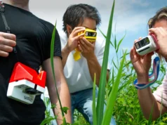 宝丽来将皮卡丘装进一台 100 美元的相机,因为怀旧很有效 – CNET Adults using Pokemon cameras outside. All three variations are featured.