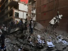 哥伦比亚地震:132人死亡、数百人受伤、许多建筑物受损 Rescuers and locals clear the rubble and look for survivors at a collapsed building after an earthquake in Pereira, Colombia. Pic/AFP