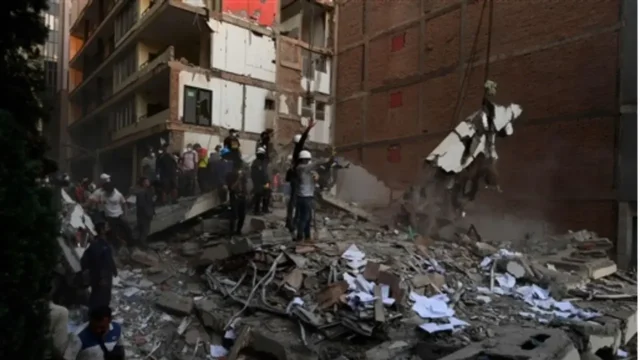 Colombia earthquake: Death toll rises to 132, more than 570 injured Rescuers and locals clear the rubble and look for survivors at a collapsed building after an earthquake in Pereira, Colombia. Pic/AFP