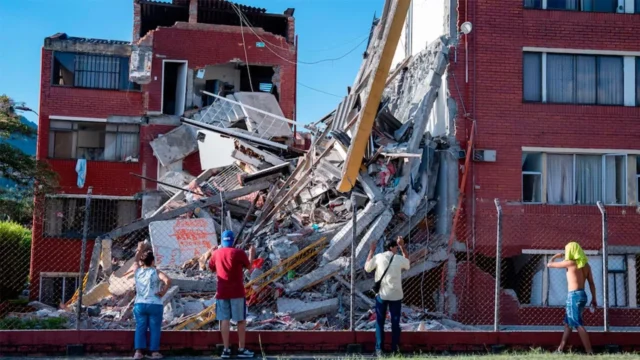 Terremoto de 7,4 sacudió Colombia: ya son más de 200 los muertos y continúan los rescates Terremoto de 7,4 sacudió Colombia: ya son más de 200 los muertos y continúan los rescates