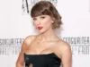 泰勒·斯威夫特 (Taylor Swift) 在与萨布丽娜·卡彭特 (Sabrina Carpenter) 和杰克·安东诺夫 (Jack Antonoff) 明星云集的婚礼上展示了新发型 Taylor Swift Shows Off New Haircut at Star-Studded Wedding with Sabrina Carpenter, Jack Antonoff
