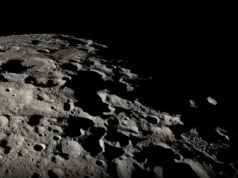 科学家发现来自地球的微生物可能在月球上生存 A close up of the moon's black and white, heavily cratered surface.