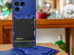 Fairphone 最新可维修手机在美国上市 Render of Fairbuds 2 case in green.
