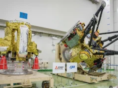 日本在 10 月 19 日发射前推出火星月球样本返回航天器(照片) two large, gold-foil-wrapped spacecraft sit inside a large white-walled cleanroom
