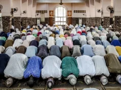 加州一学区就清真寺实地考察提起诉讼,据称学生穿着伊斯兰服装 Fulani men praying