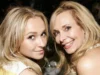 《纳什维尔》明星海顿·潘妮蒂尔 (Hayden Panettiere) 36 岁去世后,她的母亲将矛头指向布里安娜·希克森 (Brianne Hickerson) Hayden Panettiere sits next to mom Lesley Vogel