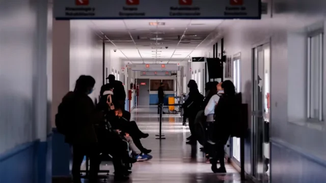 Nueva medida del Gobierno: los extranjeros no residentes deberán pagar la atención en hospitales nacionales