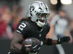 突袭者队的阿什顿·金蒂因明显膝伤退出训练 Raiders' Ashton Jeanty exits practice with apparent knee injury