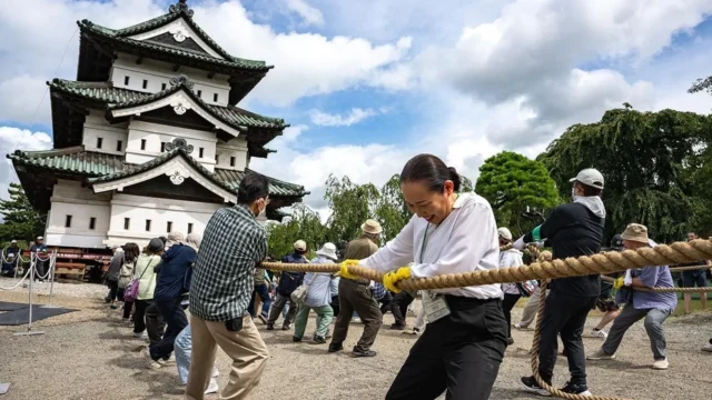 数百名志愿者正在手工将这座重达 360 吨的日本历史城堡恢复原状 数百名志愿者正在手工将这座重达 360 吨的日本历史城堡恢复原状