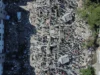 哥伦比亚西部发生里氏7.4级地震,造成至少111人死亡 Residents and rescue workers search through the rubble after an earthquake struck Cali, Colombia, Monday, Aug. 10, 2026.