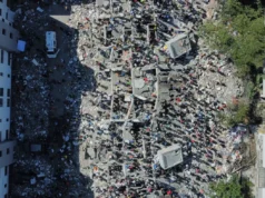 哥伦比亚西部发生里氏7.4级地震,造成至少111人死亡 Residents and rescue workers search through the rubble after an earthquake struck Cali, Colombia, Monday, Aug. 10, 2026.