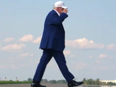 特朗普正在恢复对伊朗的制裁,作为结束其战争失败的其他战略 President Donald Trump walks to board Air Force One at Morristown Airport, Sunday, Aug. 9, 2026, in Morristown, N.J.