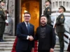 英国将通过共享机密技术数据帮助乌克兰制造远程导弹 Ukraine's President Volodymyr Zelenskyy welcomes and shakes hands with Britain's Prime Minister Andy Burnham upon his arrival at Horodetskyi House ahead of their bilateral meeting in Kyiv, Monday, Aug. 24, 2026.