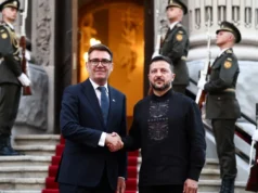 英国将通过共享机密技术数据帮助乌克兰制造远程导弹 Ukraine's President Volodymyr Zelenskyy welcomes and shakes hands with Britain's Prime Minister Andy Burnham upon his arrival at Horodetskyi House ahead of their bilateral meeting in Kyiv, Monday, Aug. 24, 2026.