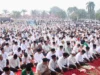印尼民众冒烟祈雨,抗击森林大火 Indonesian Muslims attend a prayer requesting for rain following wildfires that burn through peatlands in several regions in Sumatra and Kalimantan Island, in Palembang, South Sumatra, Indonesia, Tuesday, Aug. 25, 2026.
