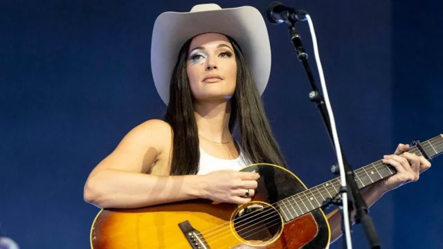 凯西·马斯格雷夫斯（Kacey Musgraves）因移民儿童的恳求而分裂粉丝，面临抵制“闭嘴”的呼吁