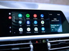 Android Auto YouTube 限制:值得在车内使用吗? – 使用Engadget A car dashboard with apps.