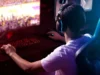 您可能想跳过使用蓝牙耳机以获得更好的游戏体验 – Engadget Man wearing a headset while playing a video game on a PC