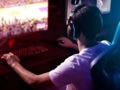 您可能想跳过使用蓝牙耳机以获得更好的游戏体验 – Engadget Man wearing a headset while playing a video game on a PC