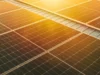 热和冷:太阳能电池板效率的理想温度是多少? – 使用Engadget Solar panels installed on a roof in direct sunlight.