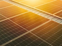 热和冷:太阳能电池板效率的理想温度是多少? – 使用Engadget Solar panels installed on a roof in direct sunlight.