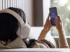这个方便的 Google Pixel 功能可以帮助您解决烦人的 Android 蓝牙问题 – Engadget A woman listening to music via Bluetooth headphones.