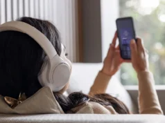 这个方便的 Google Pixel 功能可以帮助您解决烦人的 Android 蓝牙问题 – Engadget A woman listening to music via Bluetooth headphones.