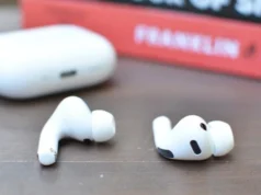 苹果似乎已经泄露了配备摄像头的 AirPods Apple's current-generation AirPods Pro are shown next to a book