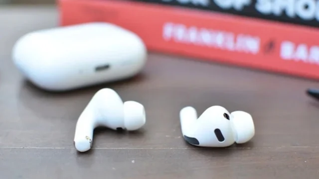 苹果似乎已经泄露了配备摄像头的 AirPods 苹果似乎已经泄露了配备摄像头的 AirPods
